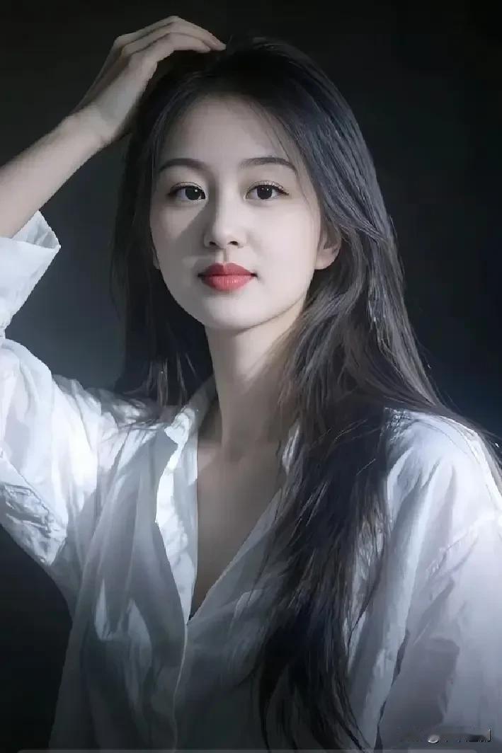 白衬衫在暗调背景里被光影勾勒，黑长发垂落肩头，红唇一抹撞出清冷又明艳的气质气质