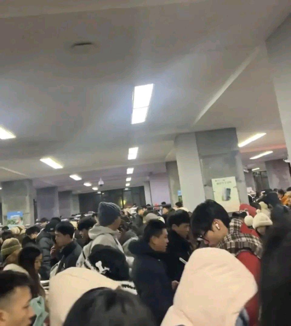 没见过这么离谱的！近日陕西太白山和四川峨眉山景区双双被挤爆，数百游客深夜在零下2