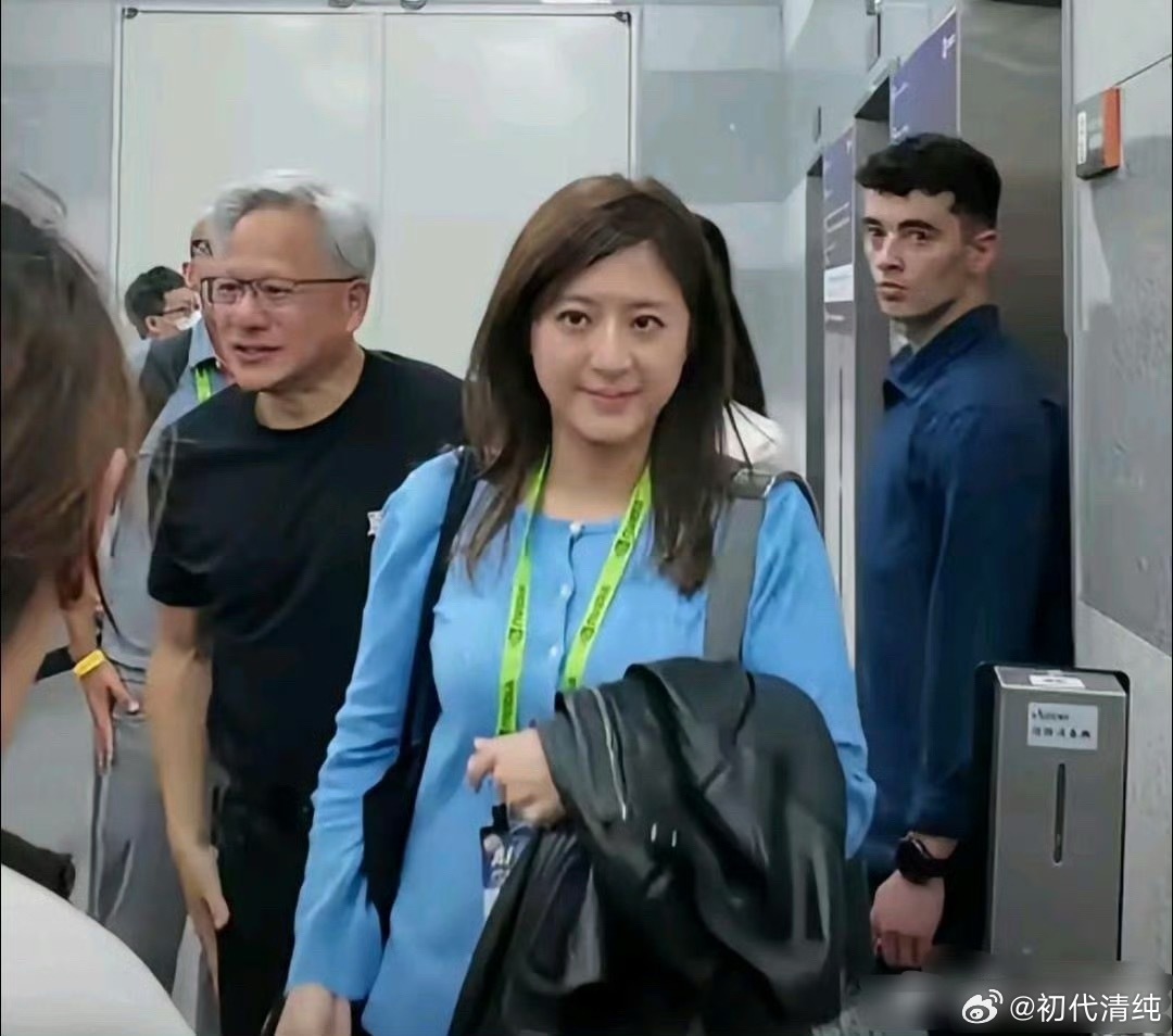 黄仁勋这个女助理可真漂亮。