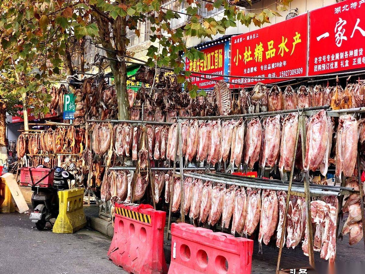 每年这个时候，我都要跟冰箱里去年的香肠，来一场生死对决。新的马上就要进门了，旧