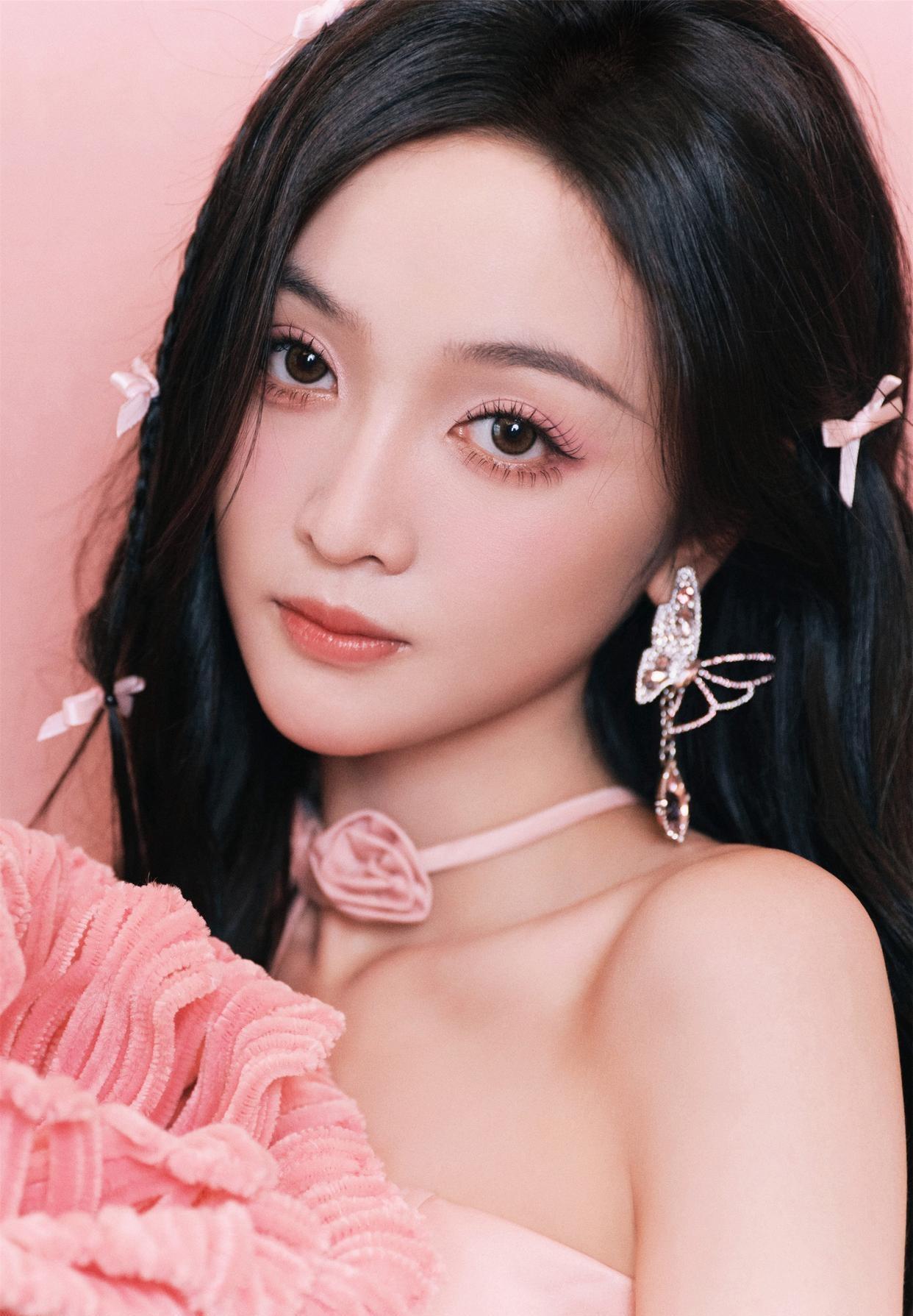 吴宣仪简直是迷人的粉红少女，美到让人心动！