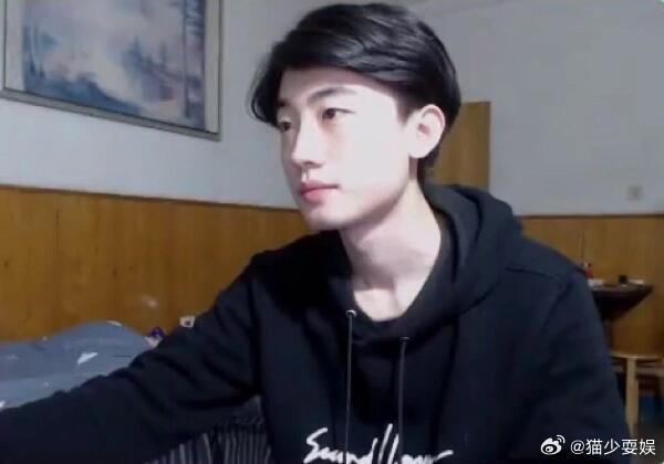 实锤我的老师是热血动漫主角罗翔边说段子边把法条讲的明明白白，像极了动漫里奇招破