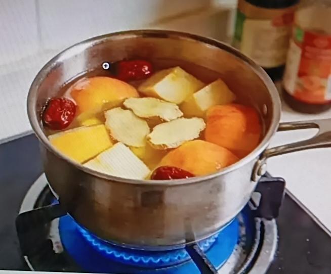 都说坚持喝苹果水一个月身体会悄悄变好，但这里面的坑可不少，千万别踩。煮苹果水时，