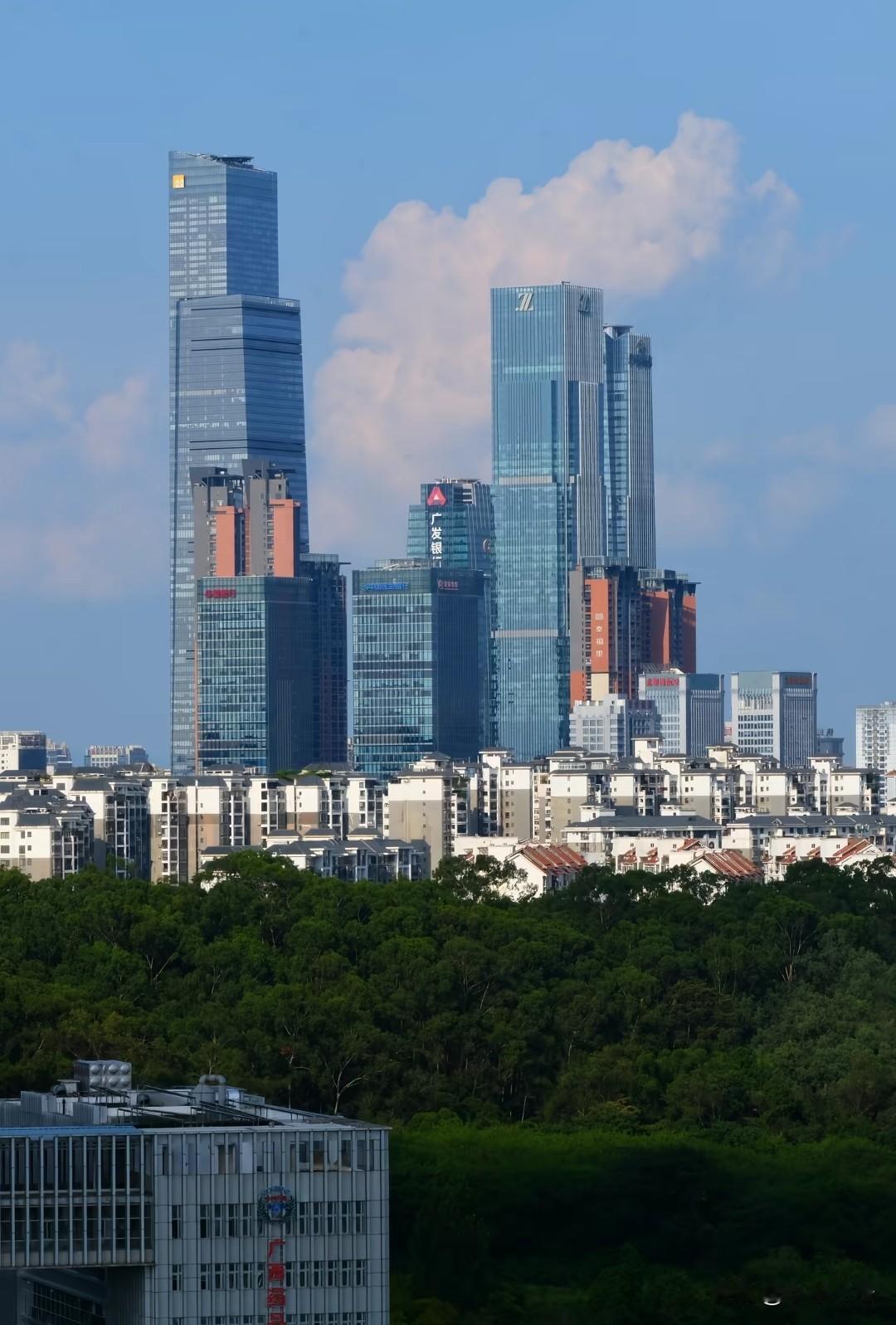 现实中哪个人不希望广西有个城市能够发展起来，这样就不用跑到外省去打工？现实也确实