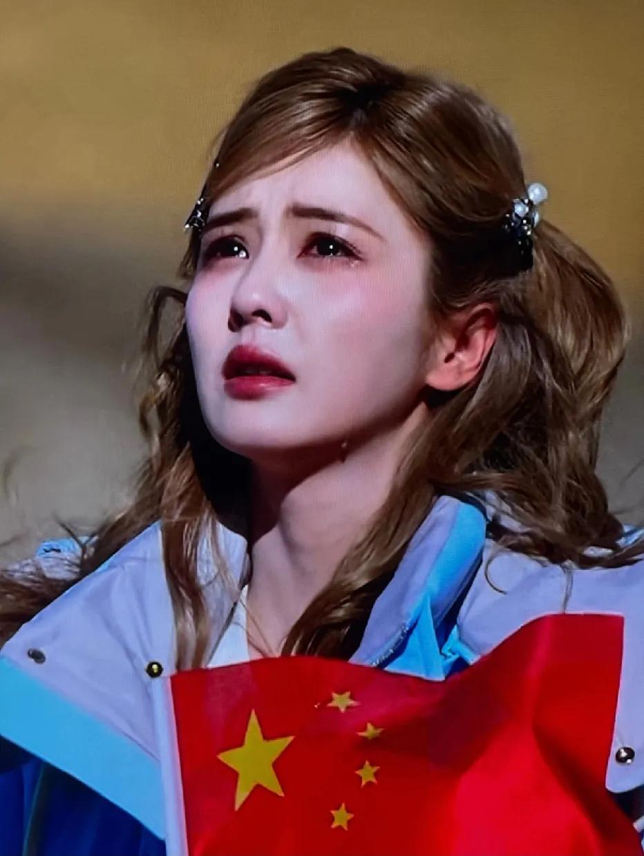 白鹿看升旗哭到停不下来！该场景发生于2025年11月《奔跑吧·天路篇》新疆收官