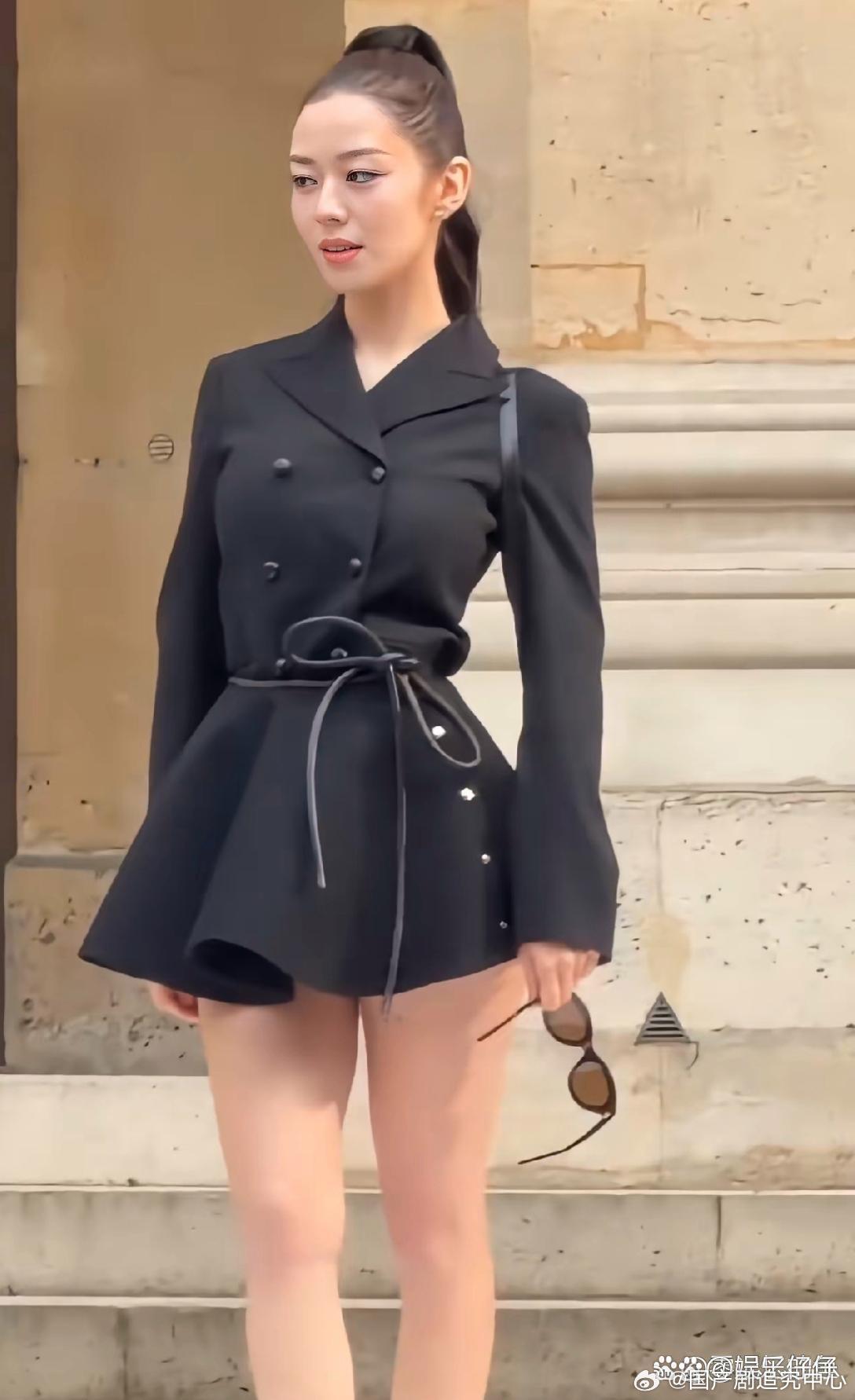 吉娜参加巴黎时装周，身材真好。