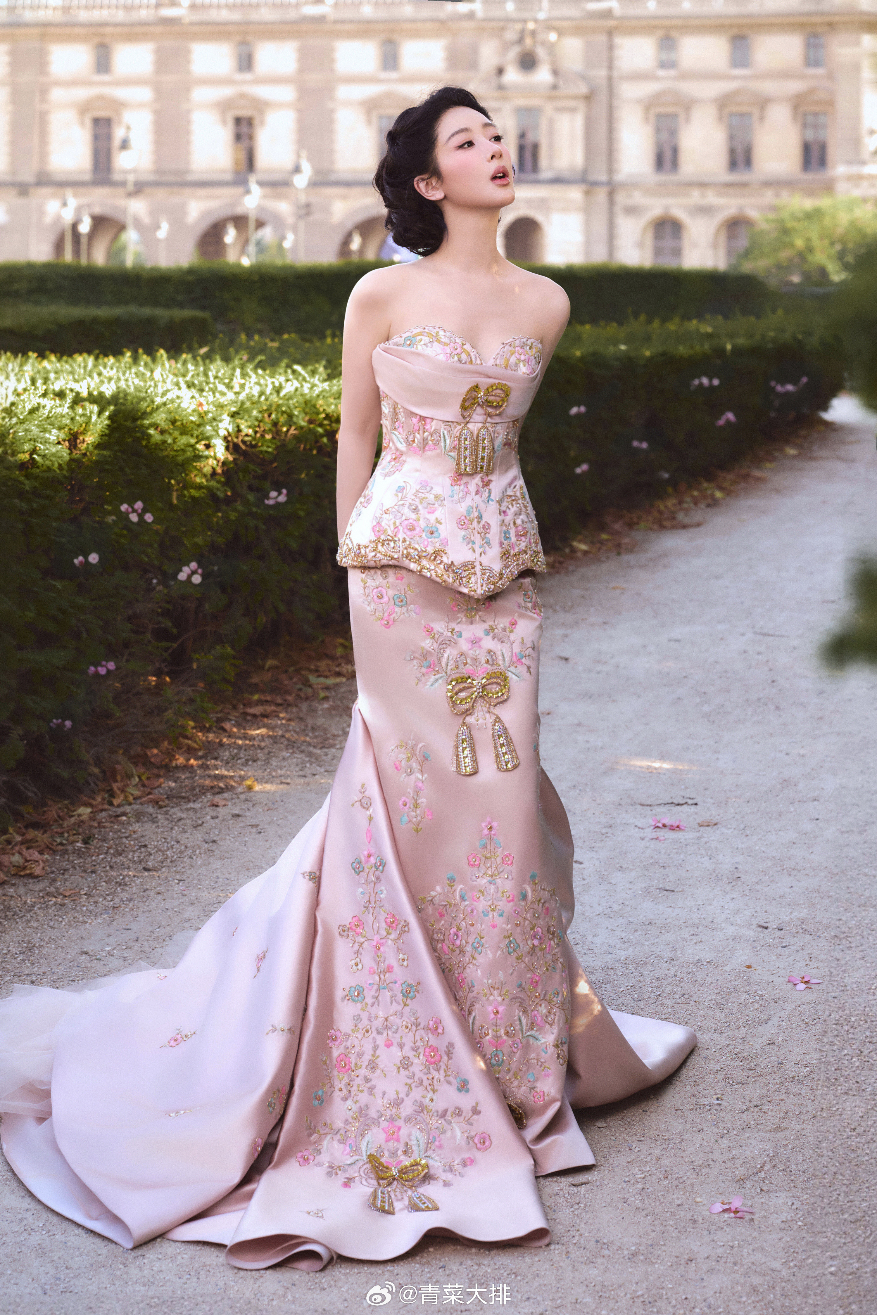 白玉兰红毯杨紫这个粉色妆容和鱼尾裙造型，太美了！