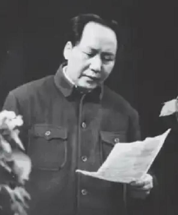 1950年，吴启瑞家里挤着八口人，丈夫已经去世，几个孩子正是要吃饭、要上学的时候