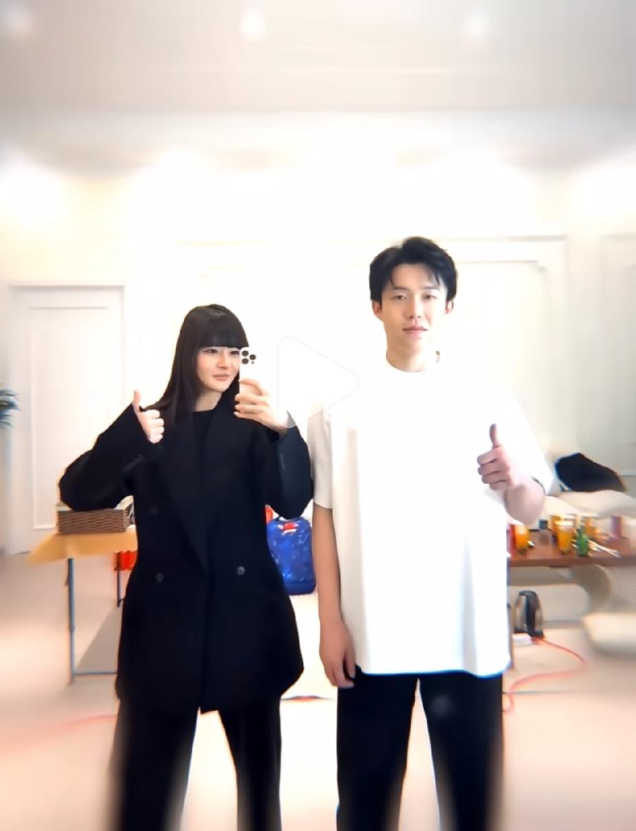 刷到王楚钦这张同框，瞬间被反差感戳中了！镜子里的画面太有意思了——他一身