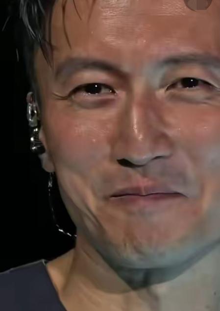 这才是男人该有的样子。谢霆锋才是真男人的天花板。人家不化妆不抹粉，不描眉不涂口红