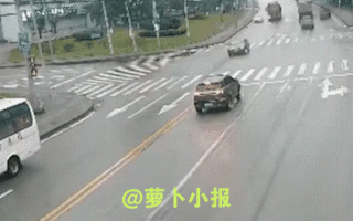 耗子舔猫腚，这是拿命来送啊。这是一段交警公布的交通警示教育视频，白车司机这是疯