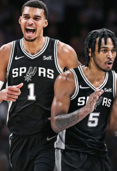 总感觉马刺不会很轻松过开拓者两队都是季后赛新兵蛋子，都会去摸索季后赛打法。纸面