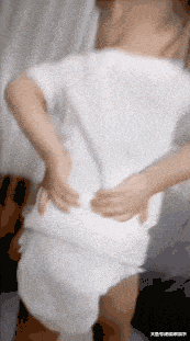 搞笑GIF: 妹子登高拍风景, 奈何大风不正经