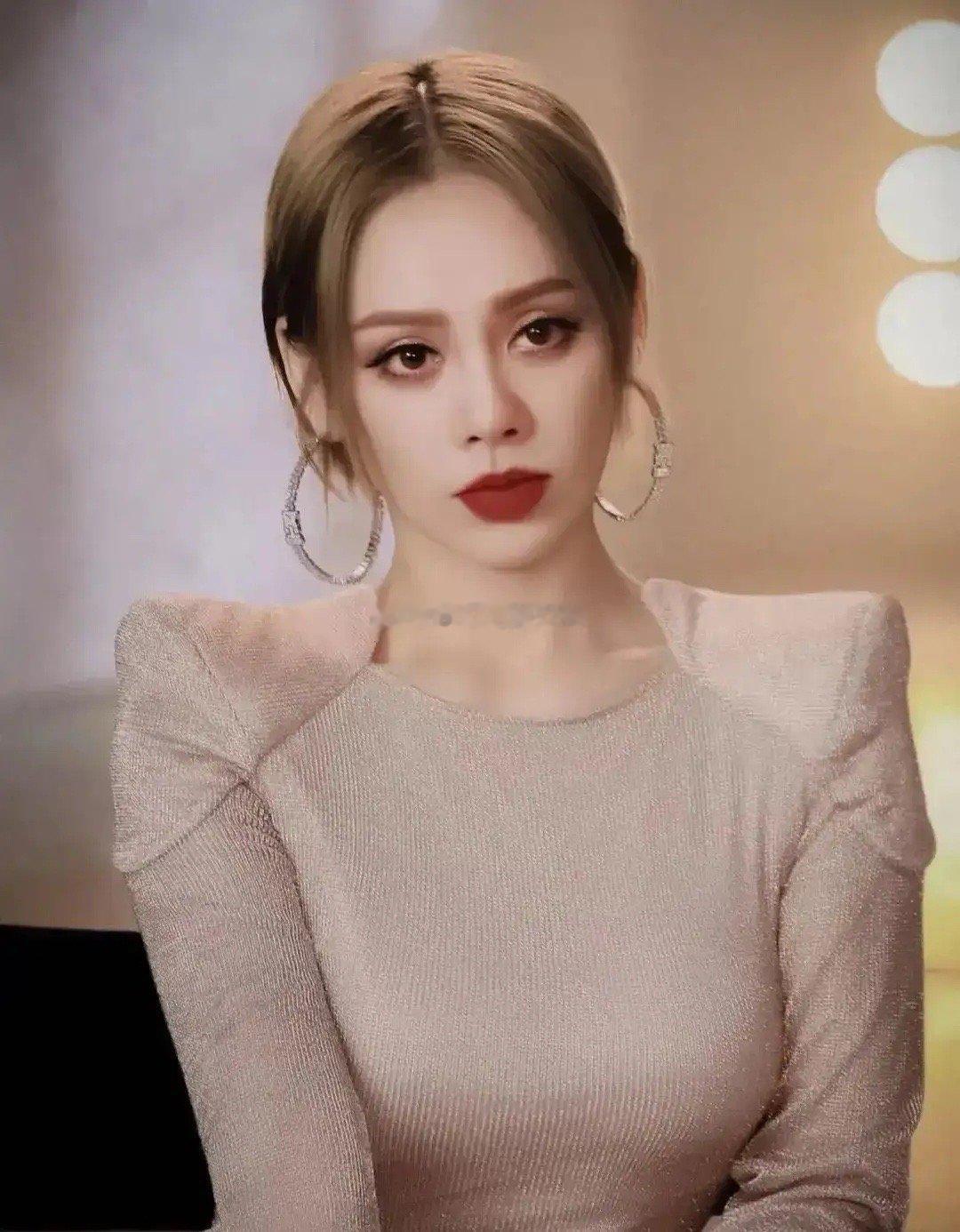 宁静今天总算说了句大实话！她说以前的百花奖和金鸡奖都是观众投票，评委根本左右不了