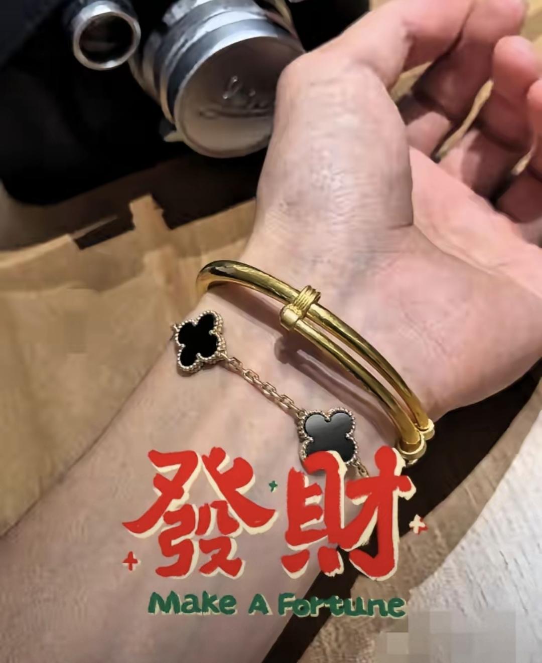 昨天路过周大福，门口排了十来个人，都在看金价牌。1380元/克，比上个月少了22