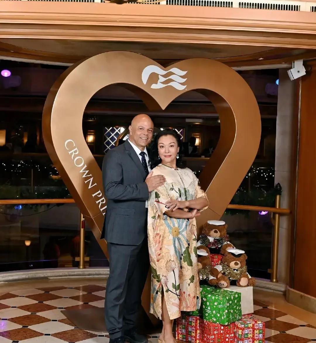 史可晒全家福，俩混血儿子帅到刷屏。我刷到那张照片，一家四口站一排，她穿素色长裙