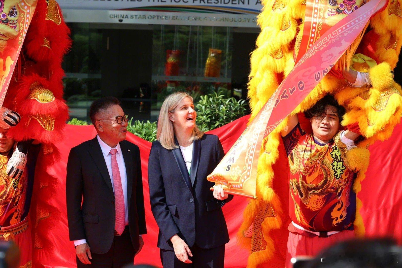 考文垂抵达大湾区获热忱接待国际奥委会主席打卡大湾区！被智能终端、前沿显示等黑科