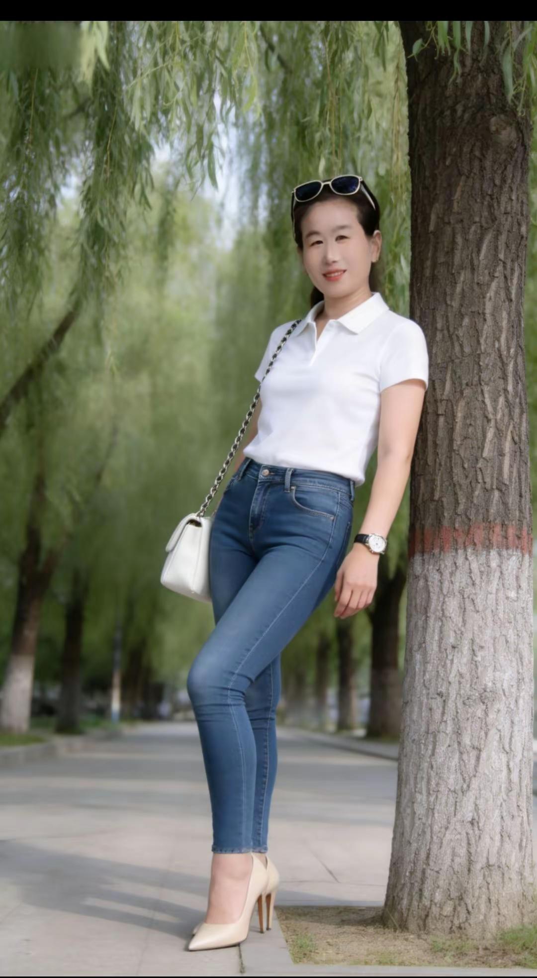 上热门白色上衣搭配牛仔裤公园散步穿搭灵感清新户外时尚风公园穿搭灵感