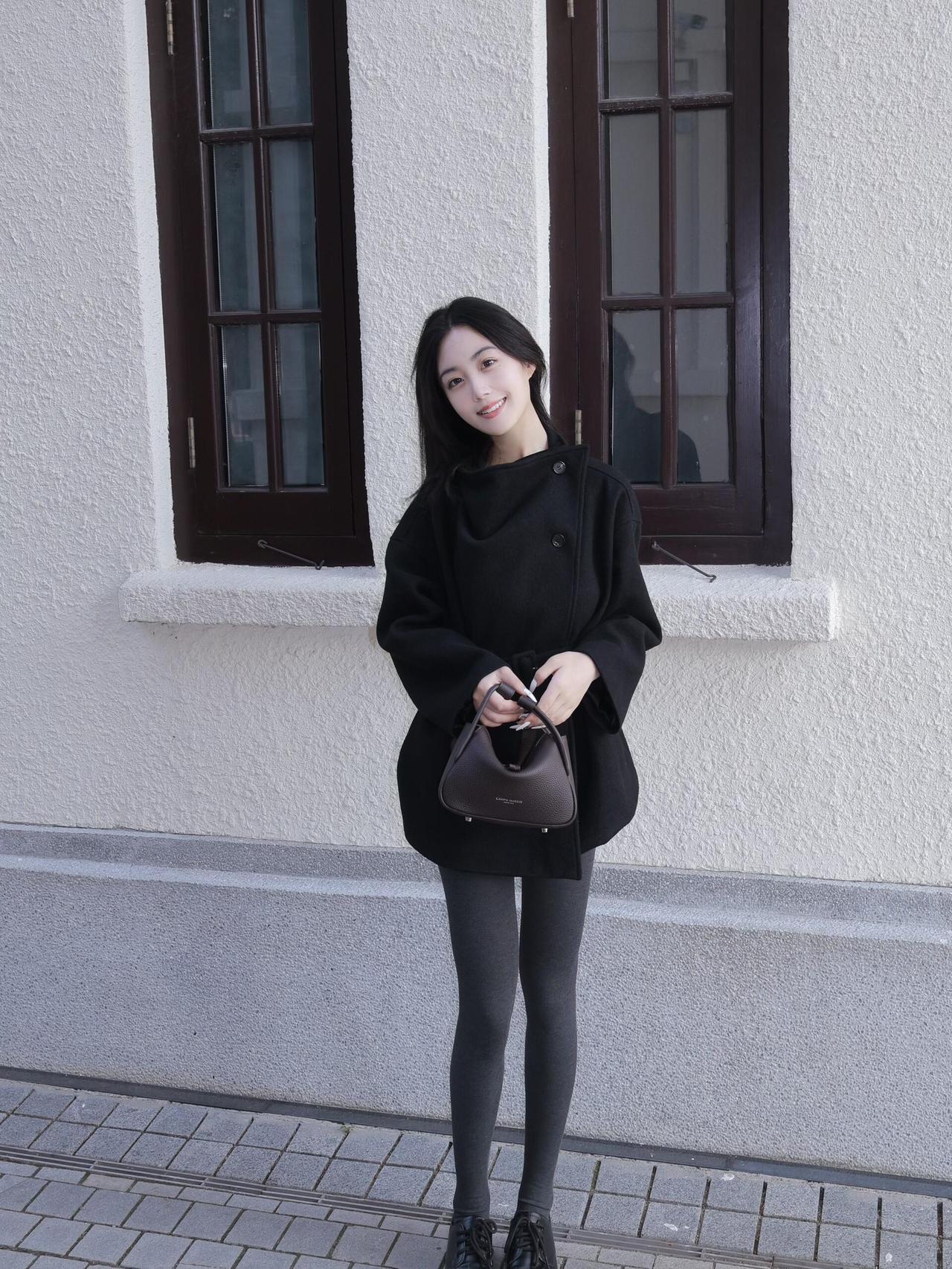 冬日的复古气息🍂“黑色大衣+棕色包包