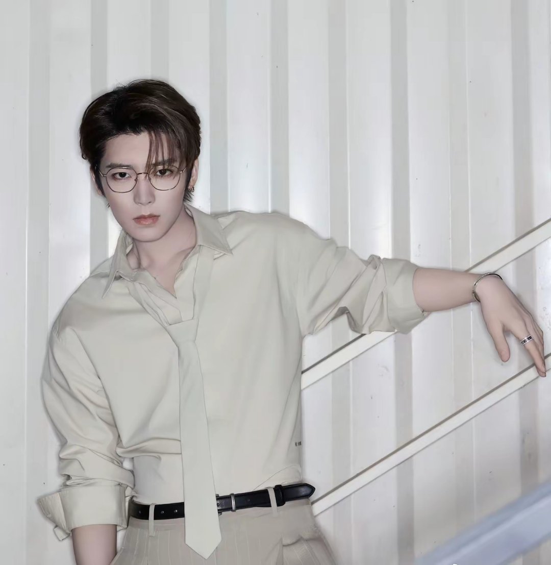 网友热议：侯明昊为什么接了那么多的短代，他的商业价值是不是有点严重透支了？