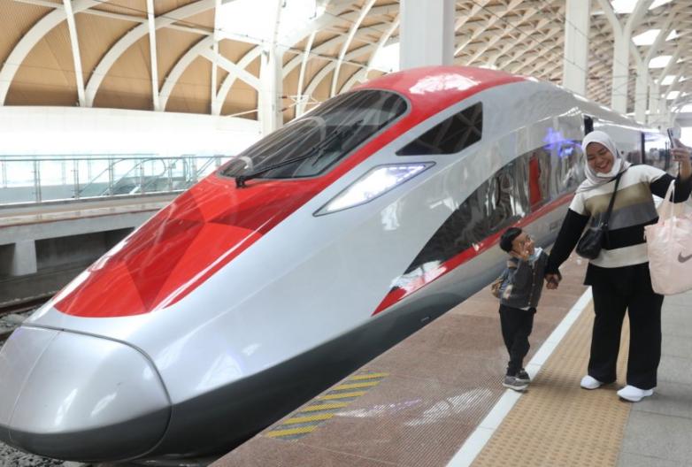 雅万高铁车厢客流爆满，项目账面却持续大额亏损。经过股权与债务调整，中方不再兜底，