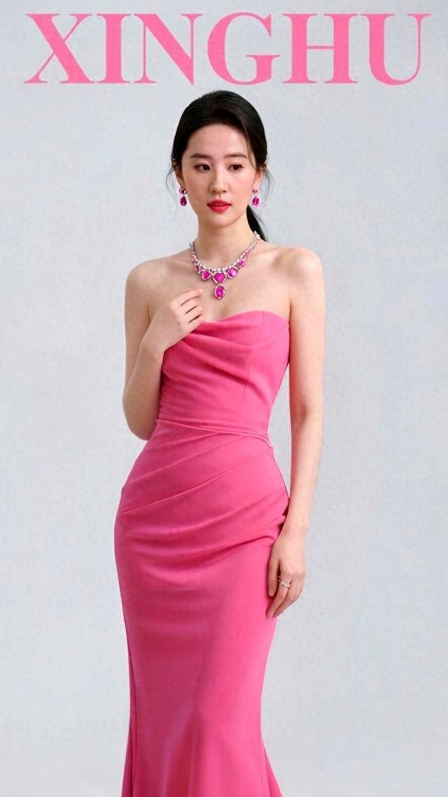 讲真的，刘亦菲这条粉钻裙，直接拉高了整个内娱的红毯门槛。
