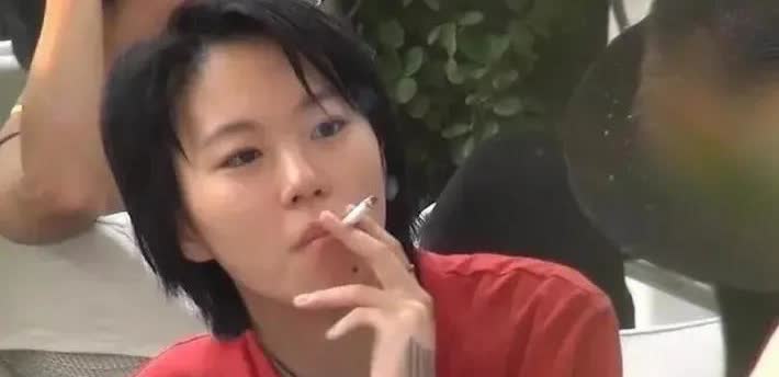有人说，王菲没有张柏芝会带娃，女儿又抽烟又纹身，其实这反而证明王