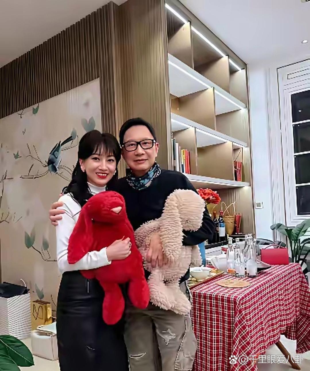 72岁的赵雅芝和80岁的老公新年聚会照片，两位都不老，状态也很好，让人羡慕