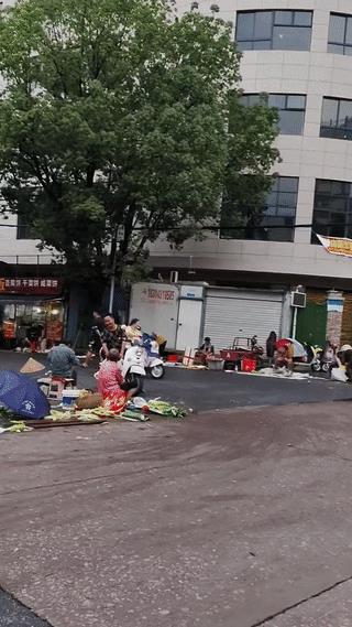 全国没有哪个省能卷得过浙江！在这里，随处可见白发苍苍的老人在村口、街边卖