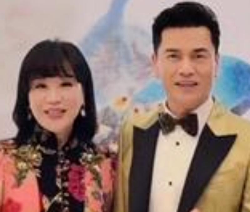 吕良伟的70岁生日宴于12月22日在香港举行。吕良伟夫妇在酒店门口迎宾。吕良伟