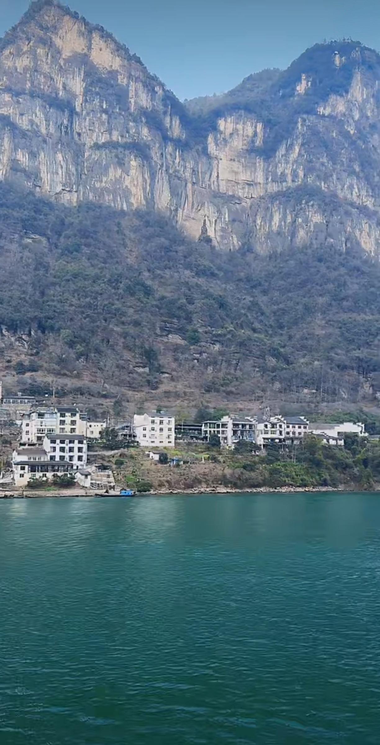 看图中在长江宜昌西陵峡的南岸，有一尊天然形成的观音！[祈祷][祈祷][祈祷]