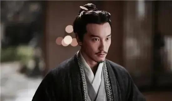 曹操打算杀掉麾下幕僚高柔，他夜巡官府，见高柔因数夜批阅文章而睡着，曹操解下裘衣盖