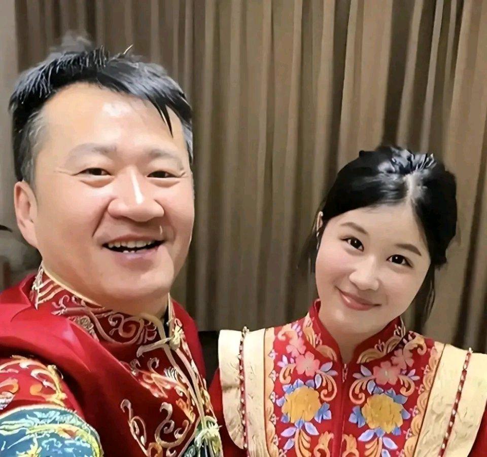 41岁过气演员李嘉明和小18岁的网红妻子小月月这对“老夫少妻”，闪婚又闪崩，让人