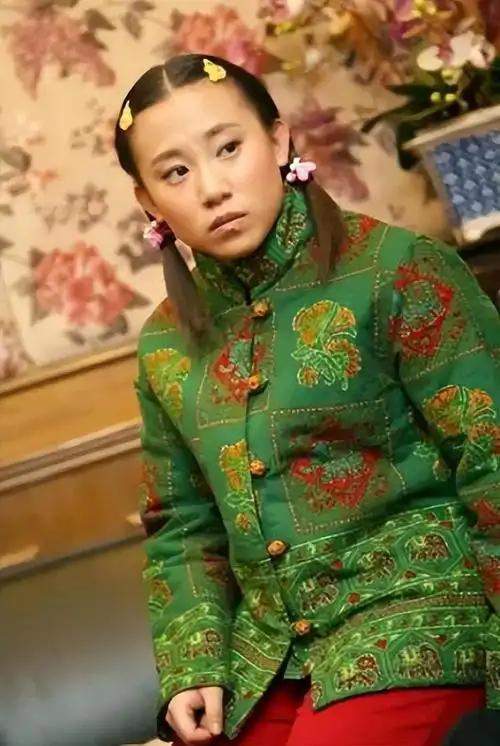 9岁登台为父还债，一婚嫁师兄、二婚嫁师弟“惹恼”赵本山，如今丫蛋靠直播养仨