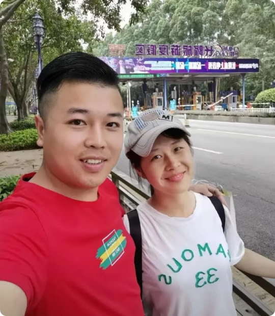广西一小伙在亲戚的婚礼上见到一个漂亮女子，鼓起勇气与她攀谈起来。慢慢地，男子爱上