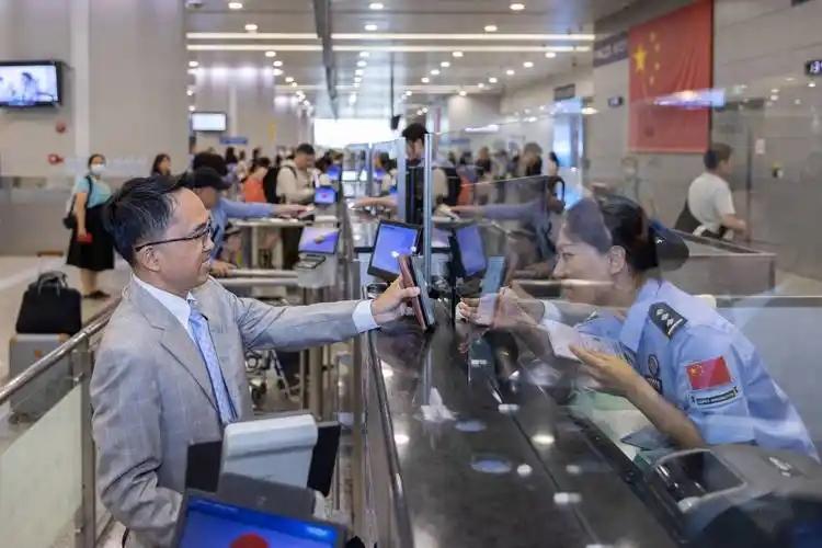 中国人办签证像过“人生大拷问”，户口房产银行流水、在职证明、行程单全翻底朝天！日