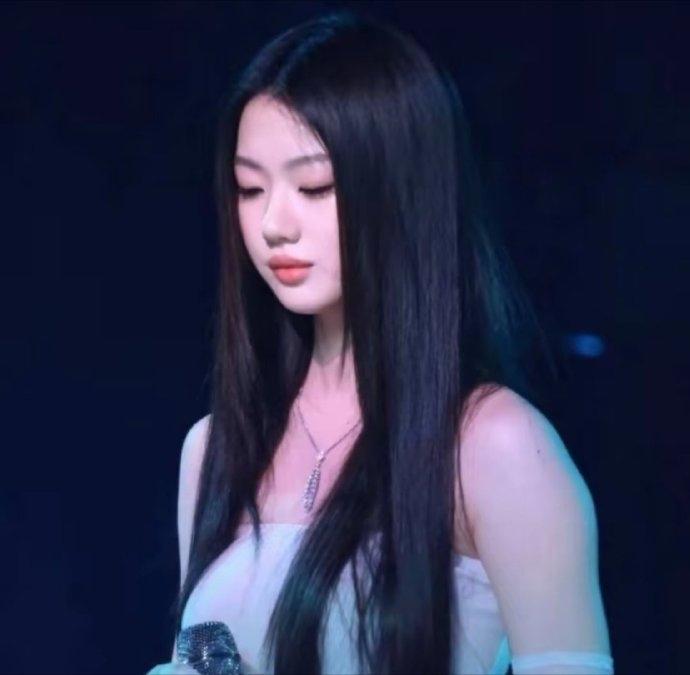场景：2026年6月28日凌晨，单依纯广州演唱会后台休息室。窗外是庆功宴的喧嚣