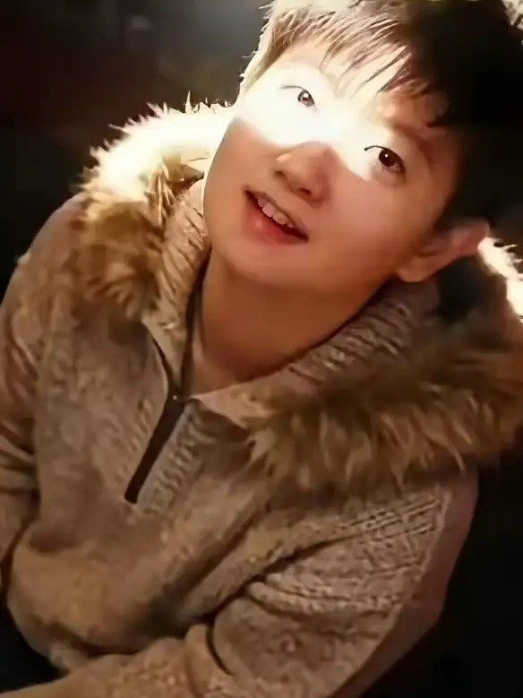 莎莎家中坐，“锅”从天上来！一堆美女帅哥孙颖莎连香港文汇报都点名孙颖莎的含金量