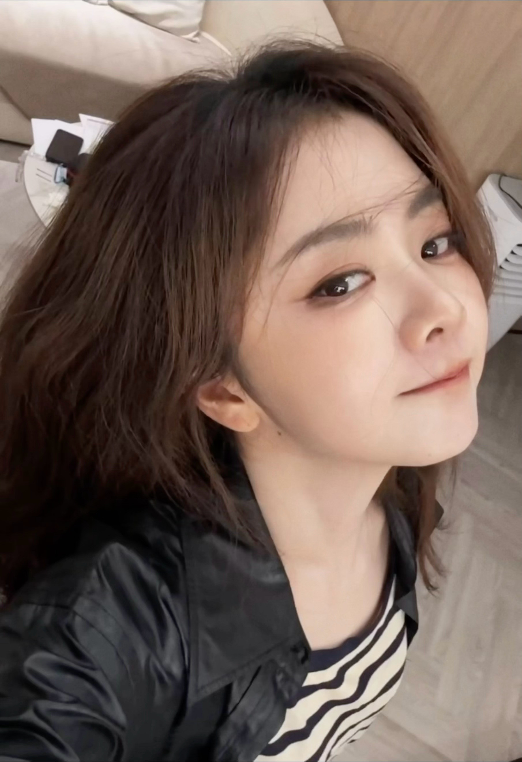 谭松韵🤳两小姐‘sPostcard此女的拍商还在提高！两小姐只需略微出手，