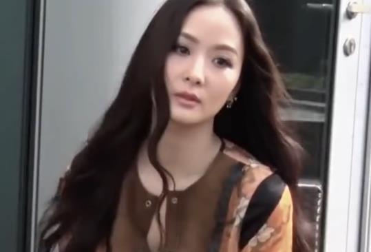 签2亿担保救父！名媛孙芸芸：亲爹挥霍百亿，竟要女儿卖身家填坑？2009年，一向