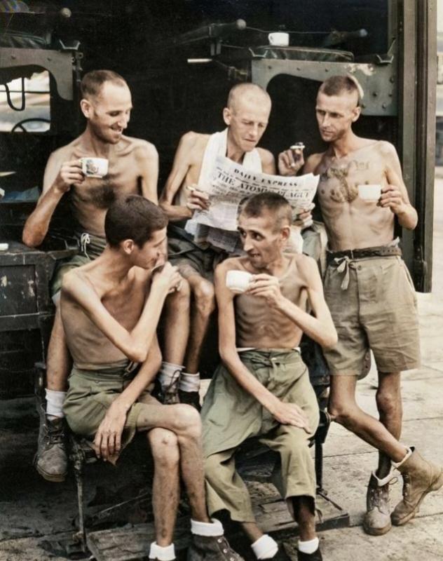 1945年，新加坡。被日军俘虏后获释的英国士兵。背景是奥斯灯K2救护车，他们天