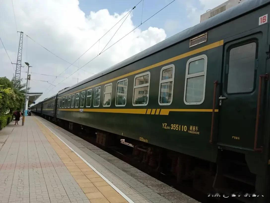 坐绿皮火车为什么今年春运这么火？你有啥难忘经历？今年春运期间，火车票一票难求，