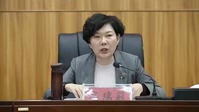 别人都在忙着备年货、买月饼准备过中秋，57岁的广播电视局女局长高瑞莉却等来了自己