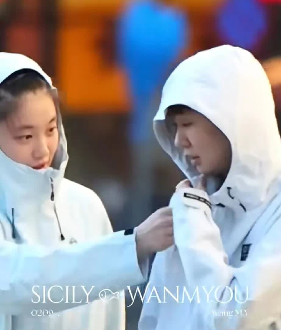 瑞典马尔默，王曼昱徐奕傍晚外出吃晚饭！瑞典现在已经入秋，晚上气温降低，还会有
