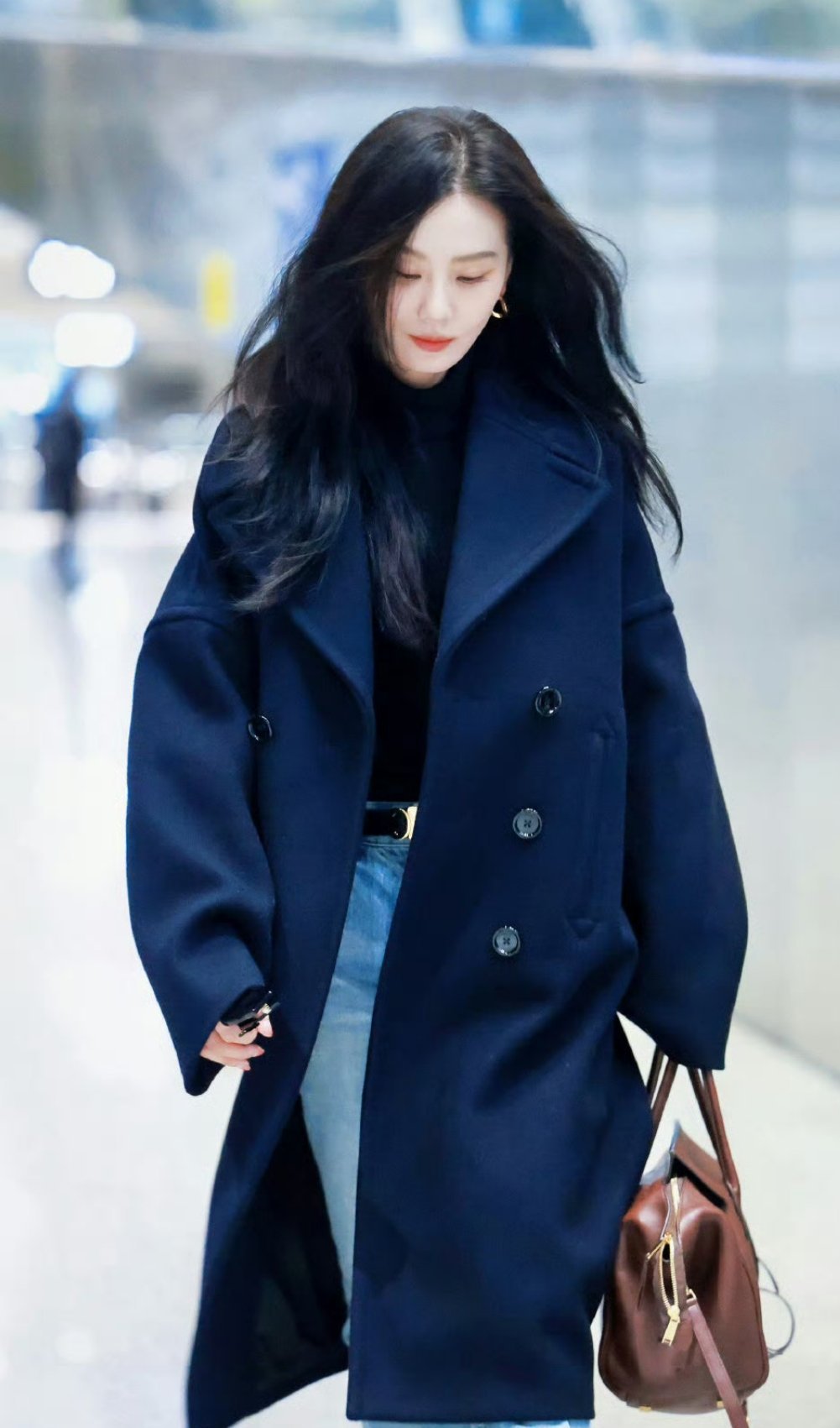刘诗诗蓝色大衣明媚松弛自信美丽，期待刘诗诗闪耀巴黎～​​​