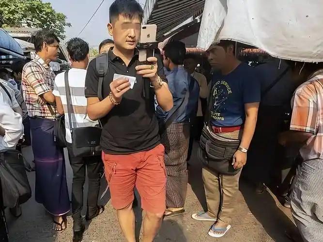 真崩溃了！三个中国人结伴去曼谷旅游，就因为其中一人感冒在酒店歇了半天，出门闲逛的