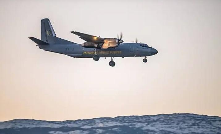 图文：俄军安-26运输机在被占领的克里米亚坠毁导致29名俄军人毙命据俄罗斯T