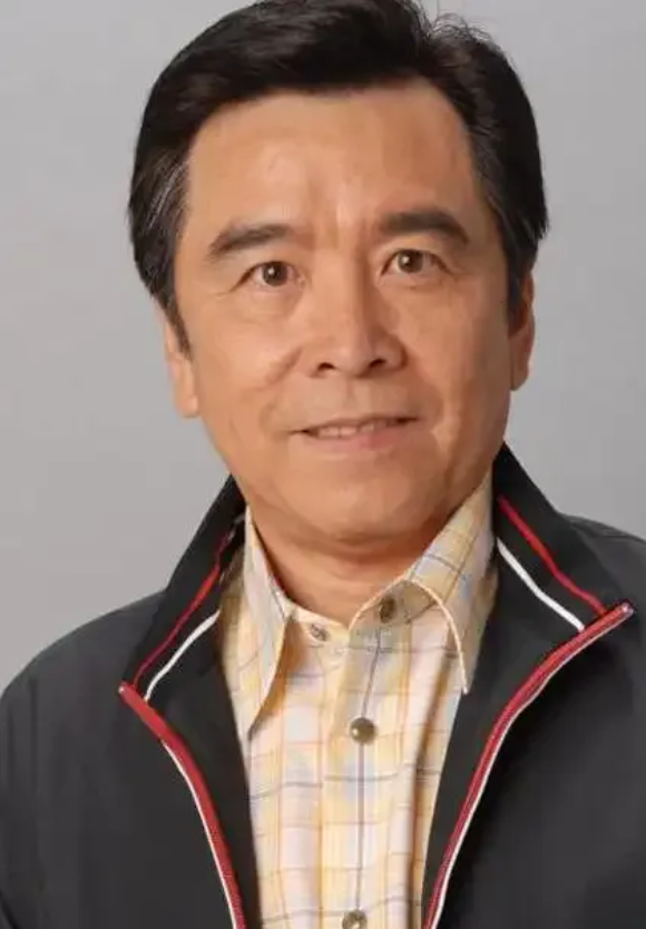 姜大卫27岁与初恋李琳琳牵手，51载风雨同舟。他拍戏养家，她隐退相夫，无绯闻无裂