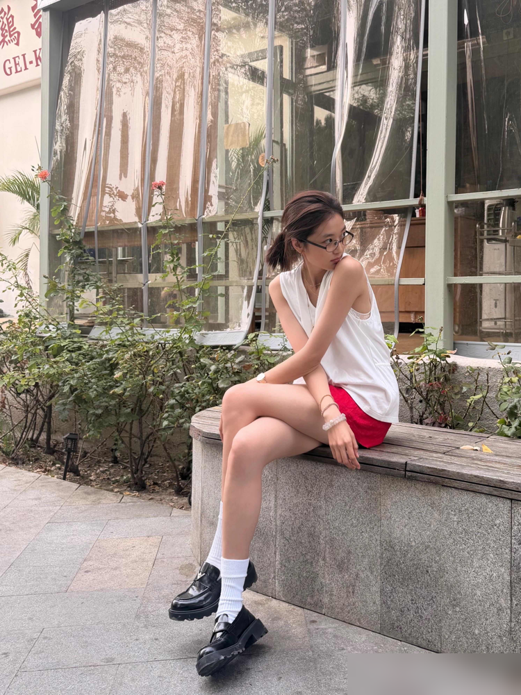 孙千成都街头的平价私服，直接把内娱堆大牌的穿搭脸都打肿了。路人拍的生图里，她就穿个米白背心搭正红短裤