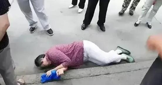 “天将大锅！”河南，一大妈路过酒店，见门口一对新人正在发喜糖，便猛地冲进人群，伸